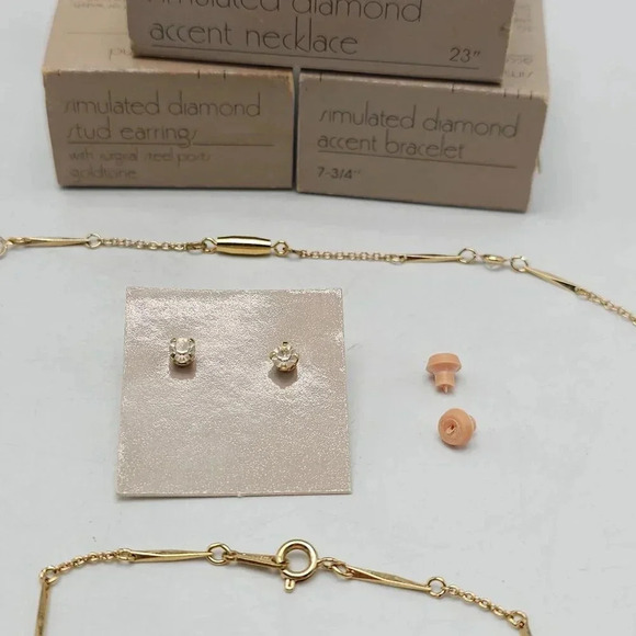Avon Simulated Diamond Stud Earrings Necklace Bracelet Set Vintage 1984 in Box - Picture 3 of 6